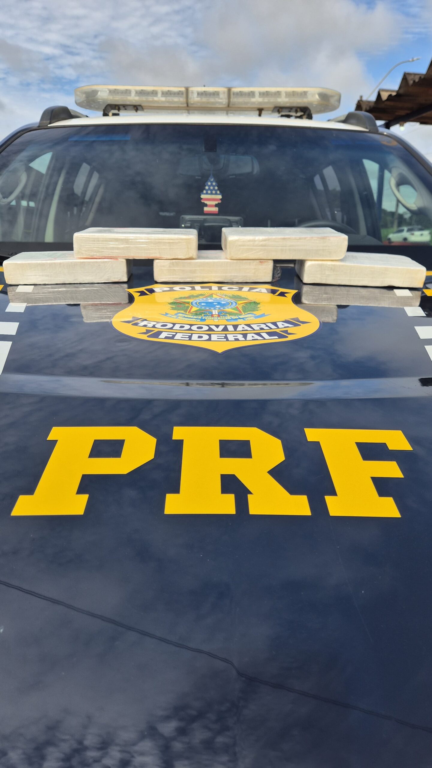 PRF apreende cloridrato de cocaína sendo transportado em ônibus