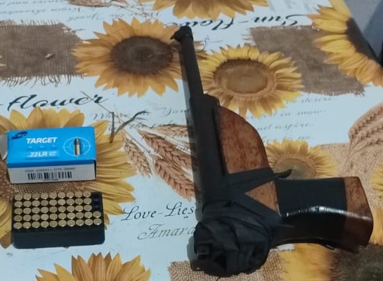 PM apreende arma de fogo e conduz suspeito à Unisp, em distrito de Chupinguaia