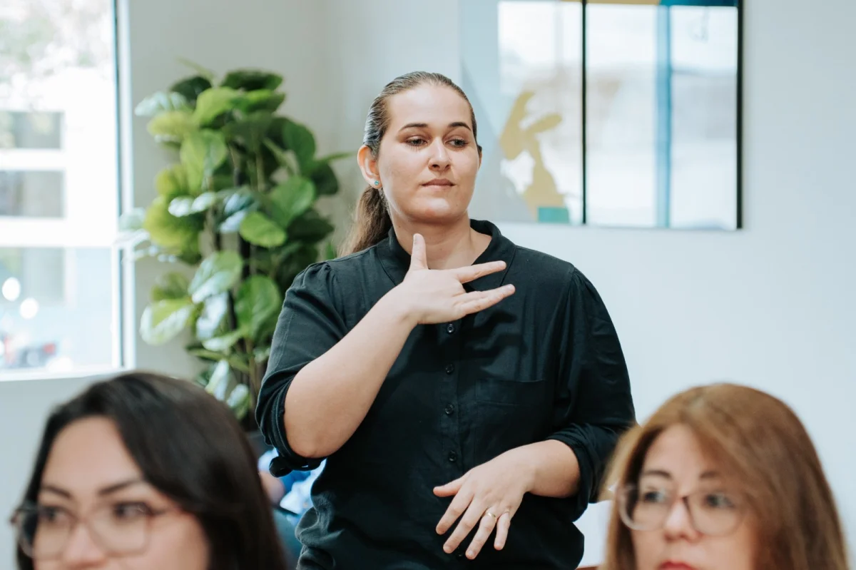 Prefeitura anuncia que contratará intérpretes de Libras