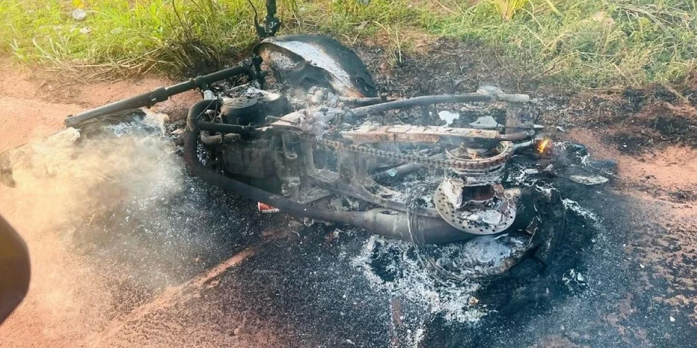 Homem incendeia moto da esposa por ciúmes e é preso em flagrante em Porto Velho — Foto: Reprodução/Policia Militar