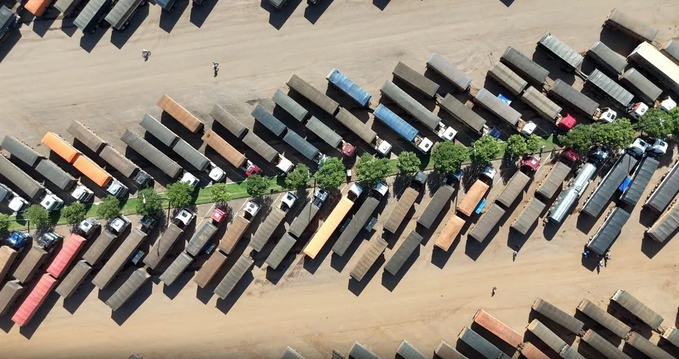 Caminhões esperam para descarregar soja em Rondônia — Foto: Rede Amazônica