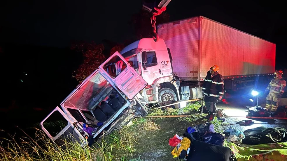 Carreta e micro-ônibus bateram de frente — Foto: Corpo de Bombeiros