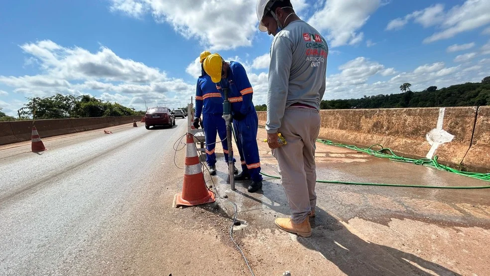 Obras sobre a ponte do rio Candeias — Foto: Dnit