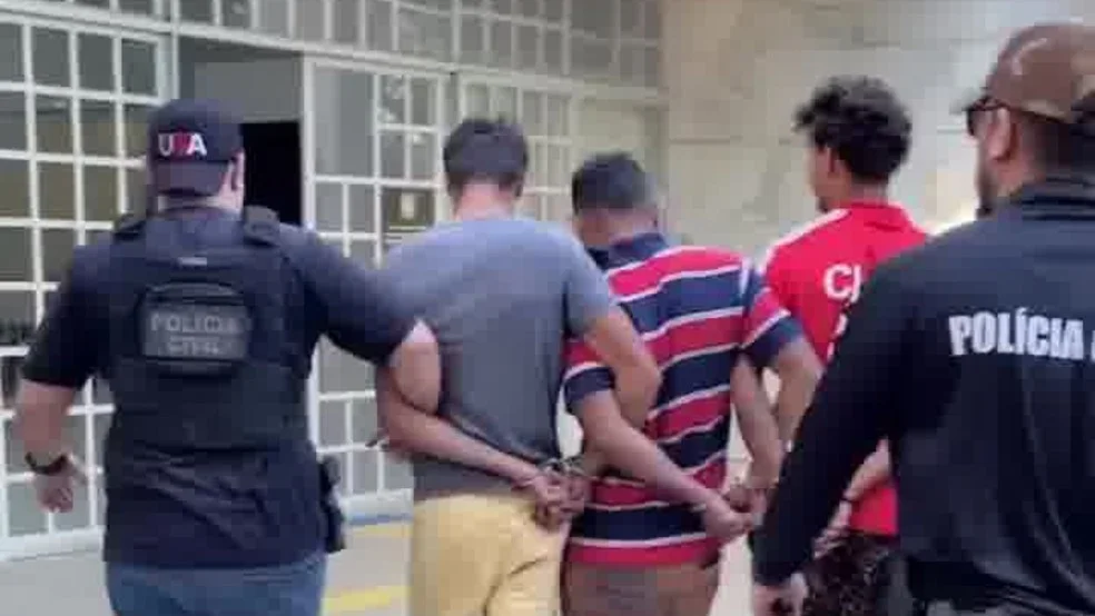 Os três suspeitos pela morte de Robério Merêncio sendo presos — Foto: Reprodução/Polícia Civil de Rondônia (PC-RO)