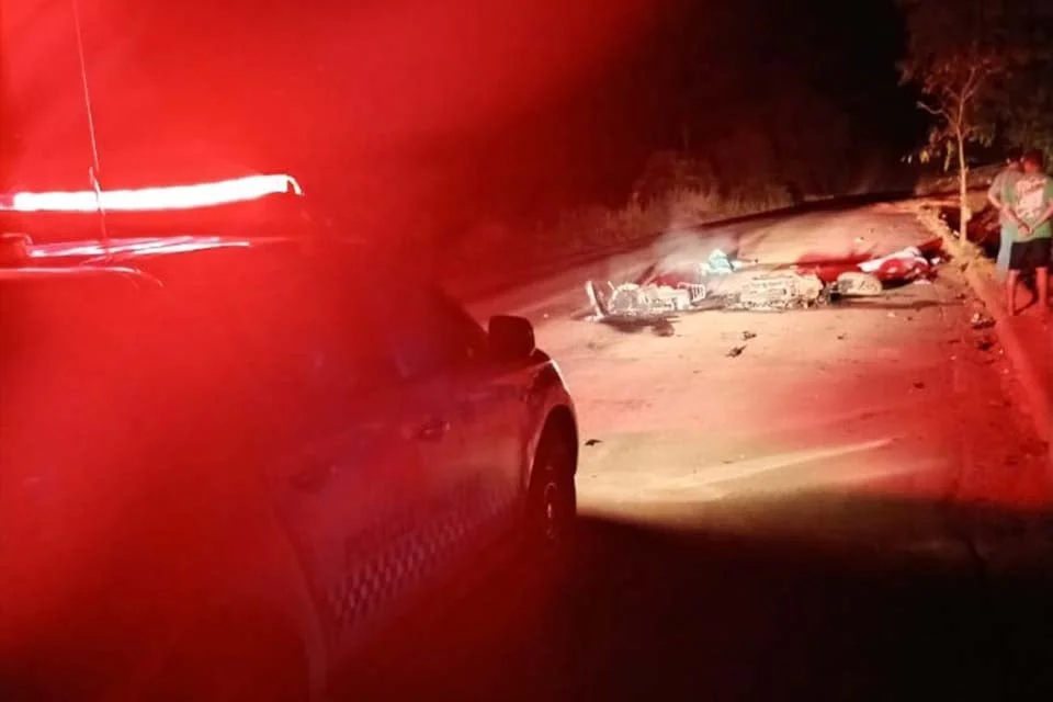 Colisão frontal entre motocicletas causa incêndio e deixa dois mortos em Rondônia