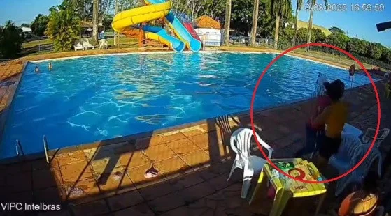 Vídeo mostra homem espancando mulher em clube