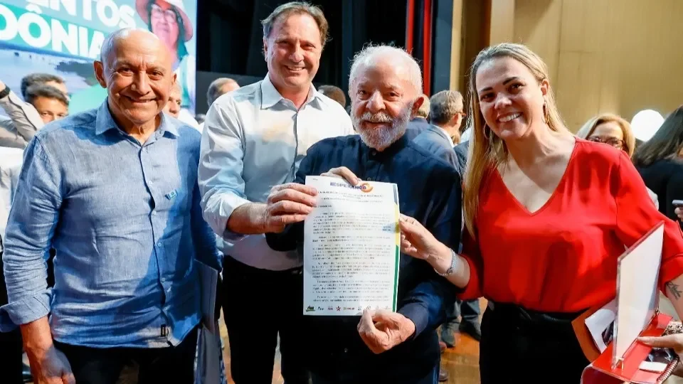 Lula recebe carta aberta do Movimento Caminhada Esperança durante visita a Rondônia