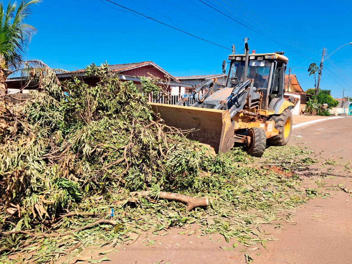 Nova Londrina recebe limpeza de meio-fio e recolhimento de galhos