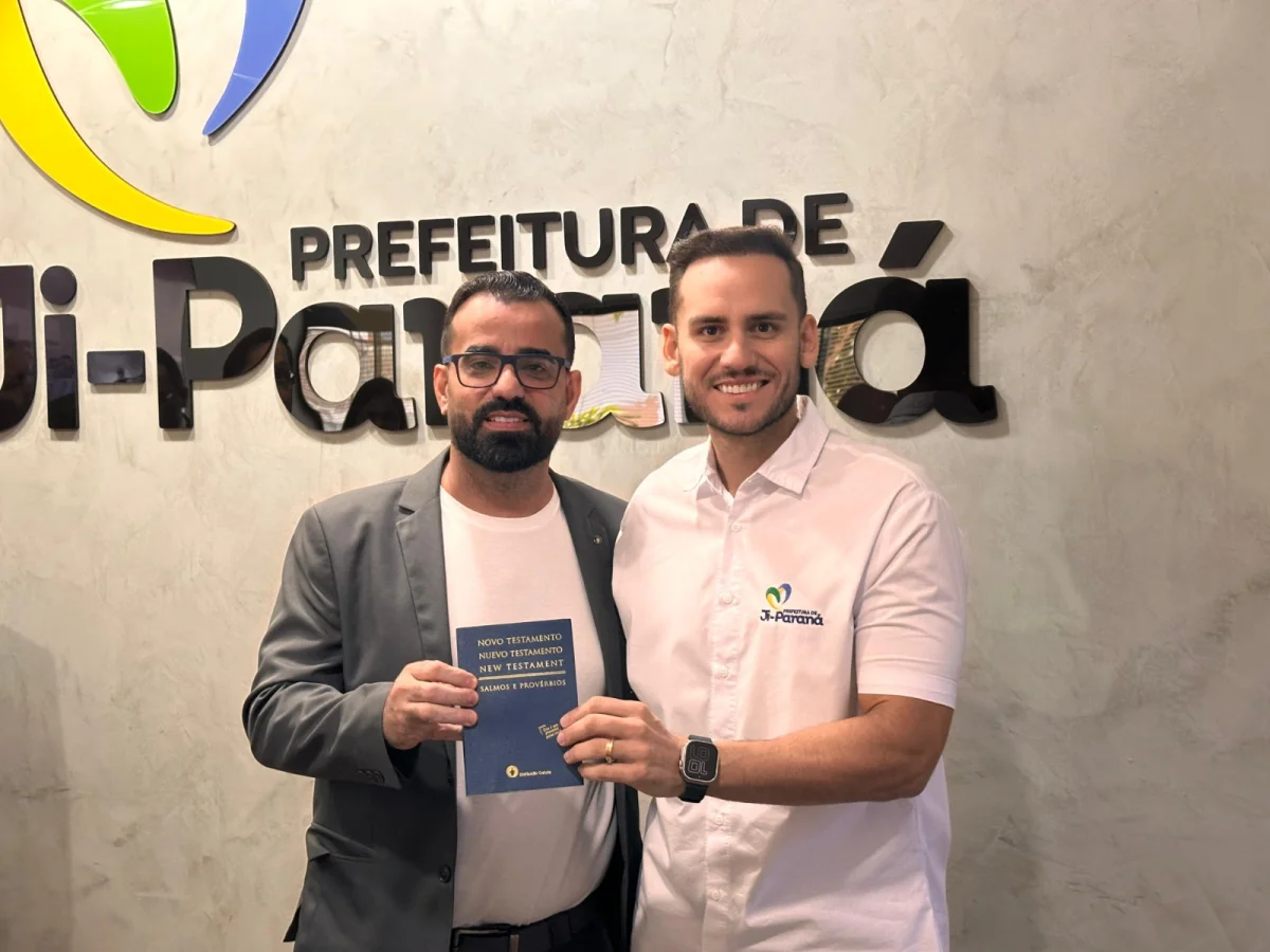Gideões no Brasil fazem entrega de bíblias ao prefeito Affonso Cândido