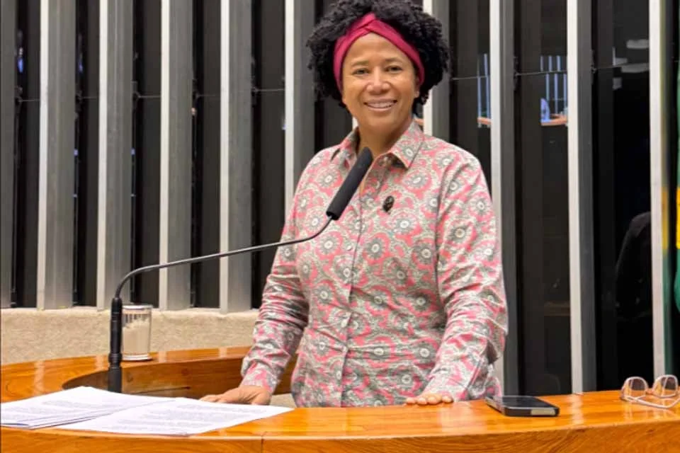 Sílvia Cristina defende aprovação da PEC 169, que permite acumular cargo de professor com outra função