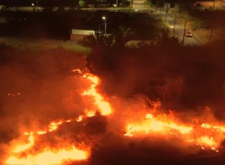 Incêndio de grandes proporções atinge área residencial e assusta moradores em Ji-Paraná