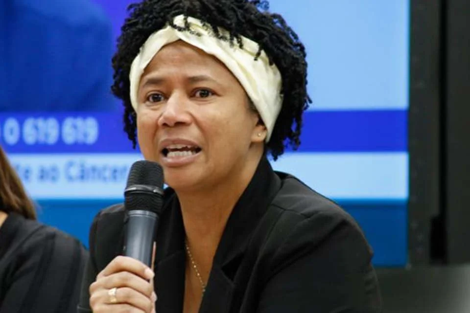 Sílvia Cristina volta a cobrar a votação da PEC 47, que garante a transposição dos servidores admitidos até 1991