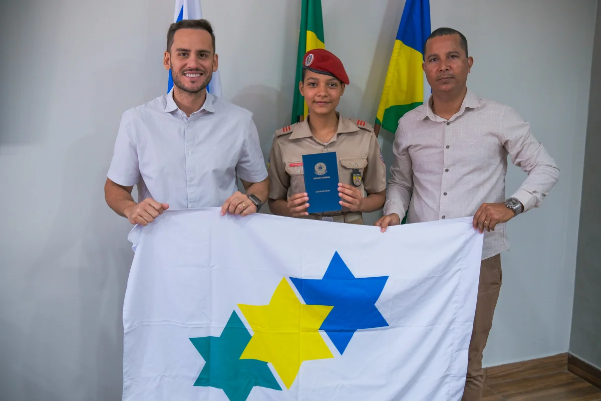 Prefeito Affonso recebe estudante vencedora do Jovem Senador 2025