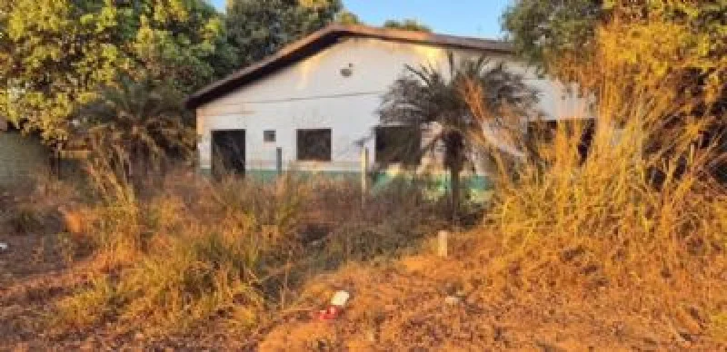 Mulher é encontrada morta em escola abandonada