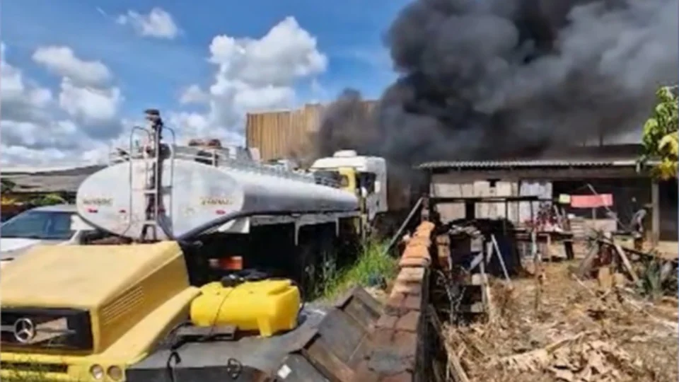 Incêndio de grandes proporções atinge oficina no Bairro Val Paraíso em Ji-Paraná