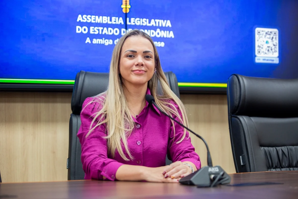 Tá pago: Cláudia de Jesus garante recurso para arado subsolador em São Felipe D’Oeste