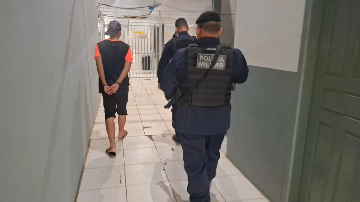 VÍDEO: Homem invade casa da ex, ameaça matar e queima roupas da vítima