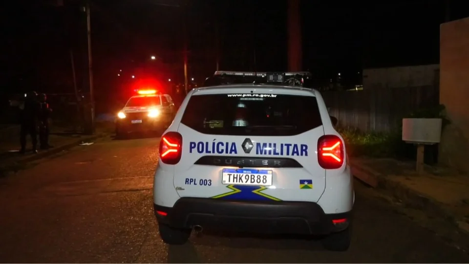 Após um mês separado, homem persegue a agride ex-companheira em via pública