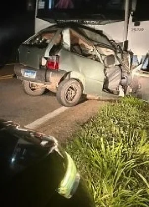 PRESO ÀS FERRAGENS: Uno bate de frente com caminhão e motorista morre; Veja vídeo