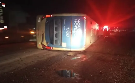 Ônibus tem pane mecânica e tomba na BR-364
