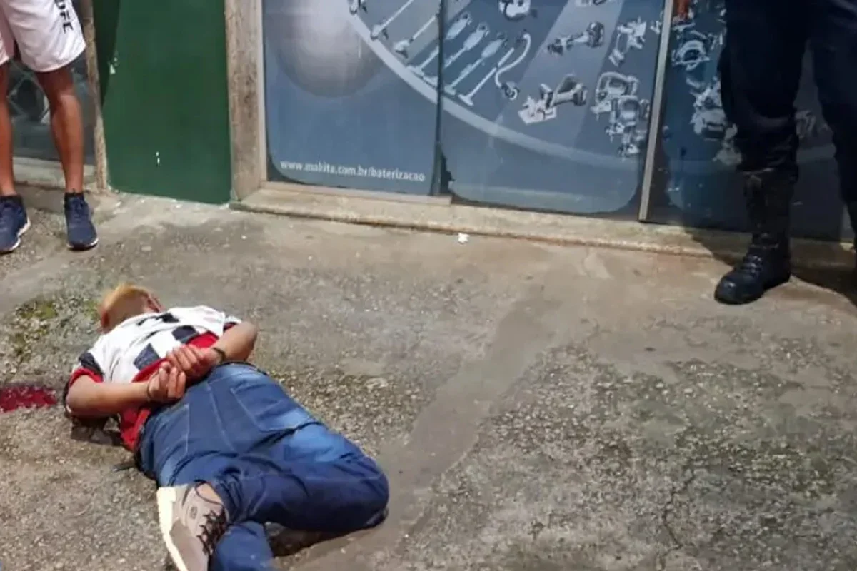 Suspeito de roubo é espancado após tentar assaltar mulher em parada de ônibus