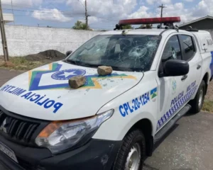 Alunos arremessam pedras e quebram para-brisa de viatura da PM em Ji-Paraná